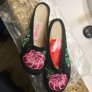 Asian embroidered slip-on shoes